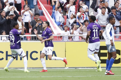 Lisandro Alzugaray marcó desde el punto penalti el 1-0 a favor de Liga de Quito.