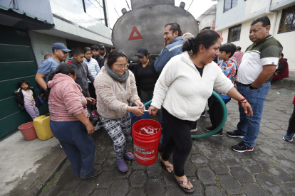 Los vecinos aseguran que el agua de los tanqueros no abastece la demanda.