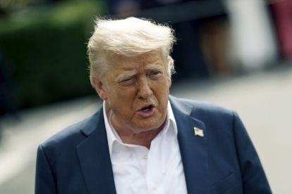 El presidente de EE.UU., Donald Trump, habla con los medios de comunicación antes de salir de la Casa Blanca a bordo del Marine One, en Washington.