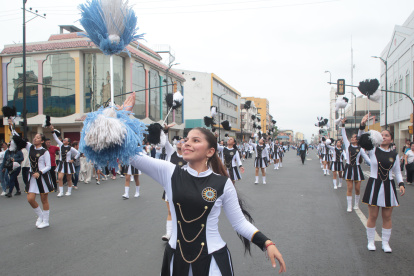 A lo largo de la avenida Quito se realizó el desfile estudiantil con cerca de un centenar de instituciones educativas.
