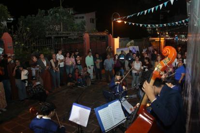 La Orquesta Sinfónica Juvenil de Guayas fue aplaudida por quienes asistieron al evento de la Prefectura en la calle Numa Pompilio Llona, del tradicional barrio Las Peñas.