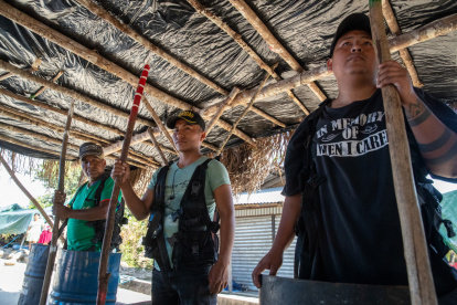 Personas custodiando el fortín y edificio en donde habita el expresidente boliviano Evo Morales, con lanzas de madera y escudos artesanales en Lauca Ñ.