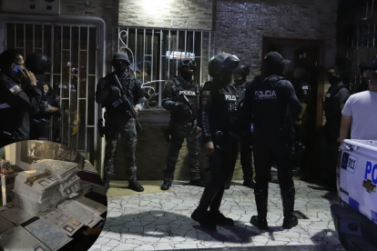 En un operativo policial realizado esta semana, la Policía Nacional halló miles de especies y leyendas de matriculación, además de placas y sellos con logotipos especiales.