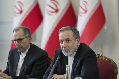 El ministro de Exteriores iraní, Abás Araqchí (d).