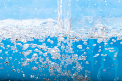 La UTPL impulsa una propuesta de tratamiento de agua basada en fotocatálisis, que ya cuenta con patente internacional y busca implementarse en zonas vulnerables.