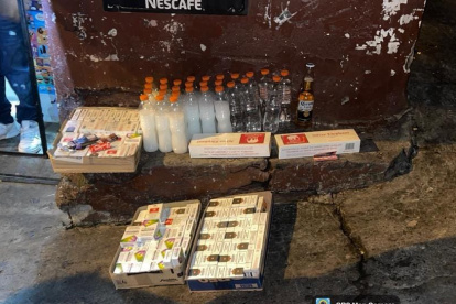 Los uniformados encontraron armas blacas, droga y licor artesanal.