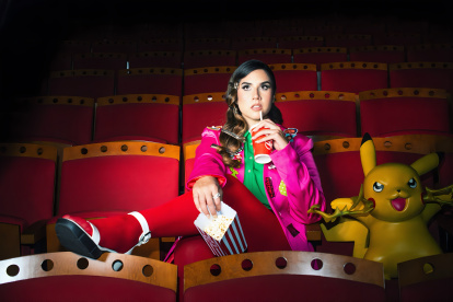 Con un guiño al universo del cómic, Angie apuesta por un look de tonos vibrantes.