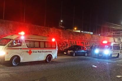 Ambulancias de la Cruz Roja y del IESS llegaron para atender la emergencia.