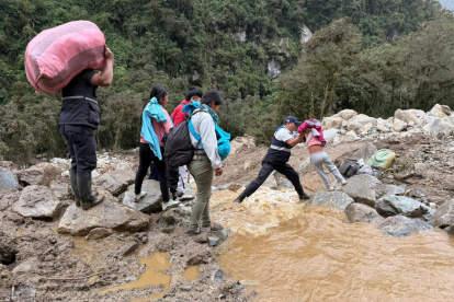 Los moradores de la zona deben sortear rocas y lodo para movilizarse.