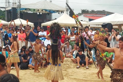 Con un ritual simbólico inspirado en las tradiciones ancestrales se inauguró la temporada de avistamiento de ballenas jorobadas en Ayangue.