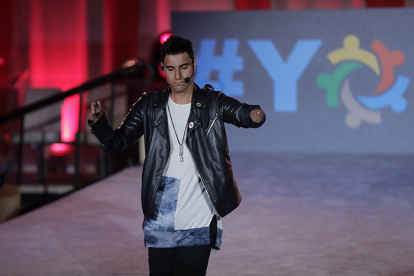 Emmanuel Kelly es un cantante oriundo de Australia.