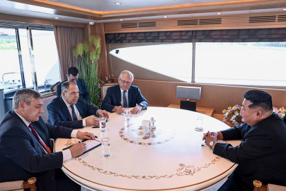 El canciller ruso, Serguéi Lavrov (segundo a la izquierda) mantuvo una reunión con el líder norcoreano Kim Jong Un, en la ciudad de Wonsan.