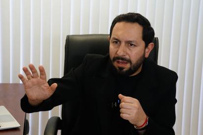 Adrián Castro es doctor en Jurisprudencia y abogado de los Tribunales de Justicia del Ecuador. Tiene un diploma superior en Derecho Constitucional por la Universidad de Cuenca.