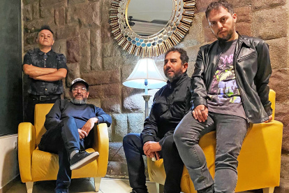 De izquierda a derecha: Álvaro Ruiz (batería), Edgar Castellanos (voz y guitarra), Francisco Charvet (bajo) y Pablo Dávila (voz y guitarra).
