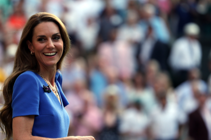 La princesa Kate antes de entregar el trofeo al italiano Jannik Sinner tras su victoria en la final individual masculina contra el español Carlos Alcaraz en el Campeonato de Wimbledon.
