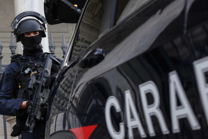 Un carabinero italiano del "Equipo de Primera Intervención" (API).