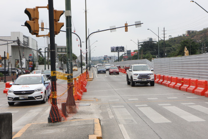 La construcción de los dos pasos a desnivel en la avenida del Bombero, en Los Ceibos, fue paralizada por disposición del Ministerio de Ambiente.