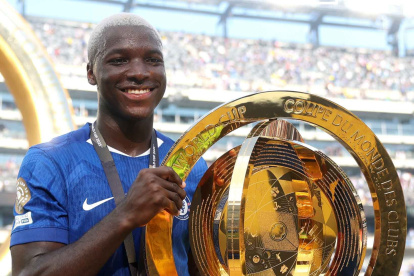 Moisés Caicedo levantó el trofeo del Mundial de Clubes 2025