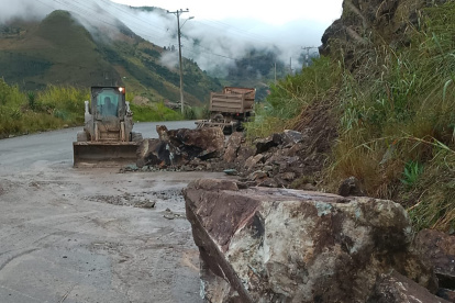 La vía Cuenca- Paute- Guarumales- Méndez registra algunas  o edades y en el kilómetro 61 está cerrado el paso por un socavón que afectó la mesa de rodadura.