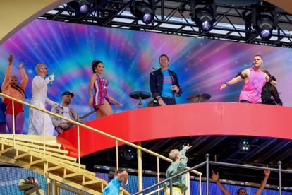 El cantante Emmanuel Kelly (der.), el cantante inglés Chris Martin (centro) de Coldplay, la cantante estadounidense Doja Cat (centro-izq.), el cantante colombiano J Balvin (segundo a la izq.) y el cantante nigeriano Tems (izq.) actúan durante el espectáculo de medio tiempo de la final de la Copa Mundial de Clubes de la FIFA 2025 entre el Chelsea FC y el Paris Saint-Germain, en East Rutherford, Nueva Jersey, EE. UU., el 13 de julio de 2025.