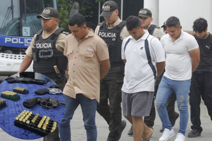 Cuatro personas fueron detenidas tras el allanamiento en un patio de carros del norte de la ciudad, donde se hallaron armas y municiones.