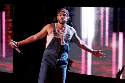 Bad Bunny durante su residencia No Me Quiero Ir De Aquí en el Coliseo de Puerto Rico, un espectáculo que fusiona música, cultura y orgullo nacional.