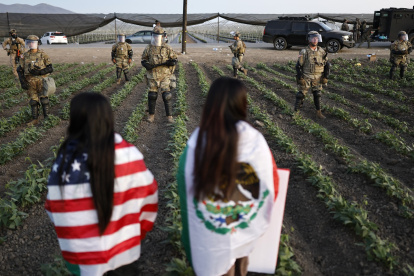 Soldados de la Guardia Nacional bloquean a los manifestantes durante una redada de inmigración de ICE en una granja de cannabis cercana el 10 de julio de 2025 cerca de Camarillo, California.