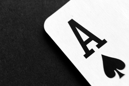 Estrategias como la rendición en Blackjack pueden marcar la diferencia en una partida bien jugada.