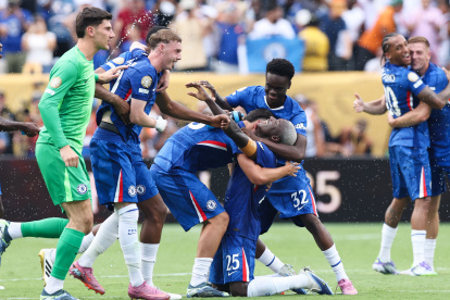 Moisés Caicedo celebra su título del Mundial de Clubes en el MetLife Stadium, de Nueva Jersey.