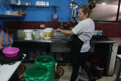 Los negocios no esperan el agua de los tanqueros y prefieren llevar el agua desde sus casas.