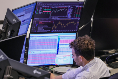 Un empleado de la Bolsa de Valores se sienta frente a una pantalla en Fráncfort del Meno, Alemania, este lunes. El presidente estadounidense, Trump, anunció planes para que Estados Unidos imponga un arancel de importación del 30 % a los productos de la Unión Europea (UE) a partir del 1 de agosto de 2025. EFE/ Ronald Wittek