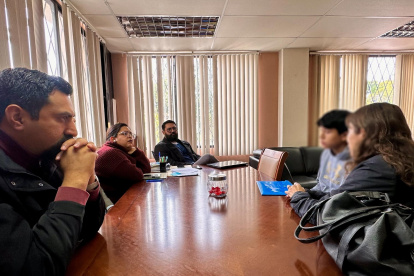 Joven que denunció abusos e irregularidades en su colegio se reunió con las autoridades del Ministerio de Educación en Cuenca.