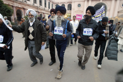 Fauja Singh (C), en su aldea natal en el norte de la India, donde coincidentemente fue atropellado.