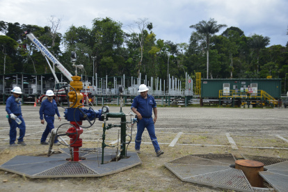 Trabajadores en una de las instalaciones de Petroecuador.