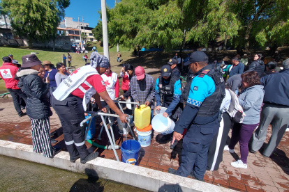 El Gobierno y la Cruz Roja instalan tres plantas portátiles para enfrentar la falta de agua en el sur de Quito.