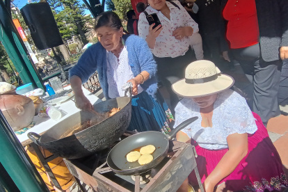 Doña Rosa Cusco preparará la tradicional fritada durante el festival que se desarrollará en el barrio Jesús del Gran Poder, en el norte de Cuenca.
