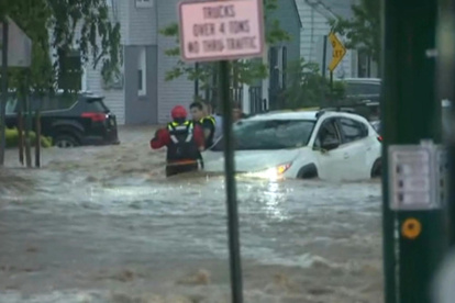 Equipos de emergencia rescatan a conductores varados mientras las aguas suben en Nueva Jersey.