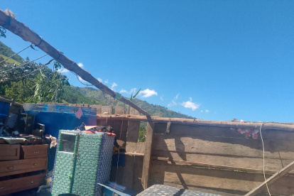 Los techos de las casas quedaron en el suelo, cerca de 40 casas son las afectadas.