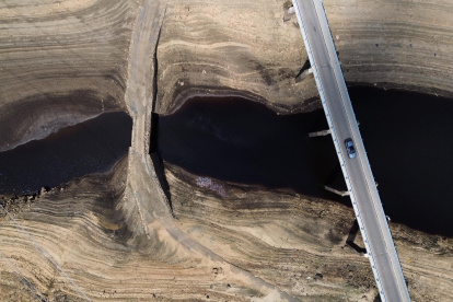 Fotografía aérea de un antiguo puente de caballería que quedó al descubierto por los bajos niveles de agua en el embalse Baitings de Ripponden, Reino Unido, 30 de junio de 2025