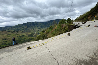 En el kilómetro 67 de la vía Cuenca- Paute- Guarumales- Méndez se registra un socavón que se llevó la mitad de la mesa de rodadura.