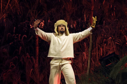 Bad Bunny interpreta Alambre de PúA en el Coliseo de Puerto Rico, fusionando ritmos tradicionales con reguetón en un homenaje a sus raíces culturales.