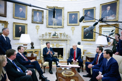El presidente Donald Trump se reúne con el secretario general de la OTAN, Mark Rutte (3.ª izq.), en el Despacho Oval de la Casa Blanca el 14 de julio de 2025 en Washington.