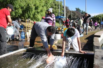 En el barrio Nueva Aurora se abastecen de agua por medio de una vertiente natural ubicado en el parque Nueva Aurora, sur de Quito.