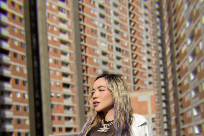 La artista empezó su trayectoria en 2015 interpretando clásicos de la cumbia, luego inició su fase como compositora