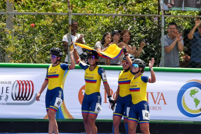 Parte de la delegación ecuatoriana luego de uno de los oros conseguidos.