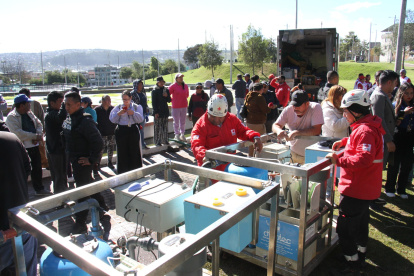 Medida. Personal de la Cruz Roja realizó pruebas de funcionamiento previo a la instalación de la planta potabilizadora de agua potable.