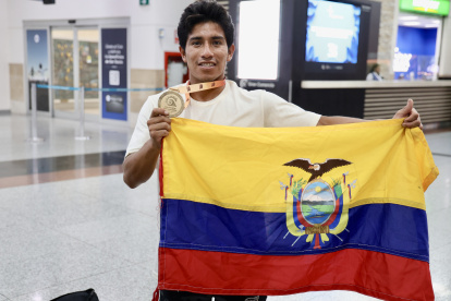 Álex Suárez a su llegada al país la noche del lunes 14 de julio, tras vencer en Guatemala.