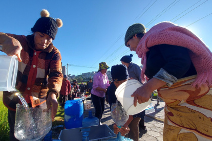 Espera. Mientras en el barrio Nueva Aurora tienen dos opciones para abastecerse, en Tréboles del Sur la espera por un tanquero era larga.