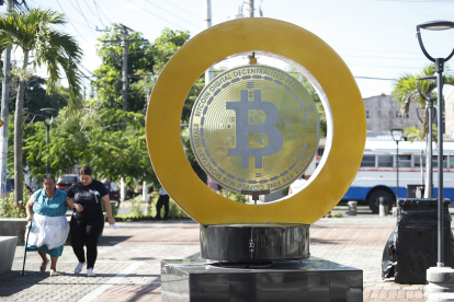 Un monumento a la criptomoneda bitcóin en una plaza de El Salvador.