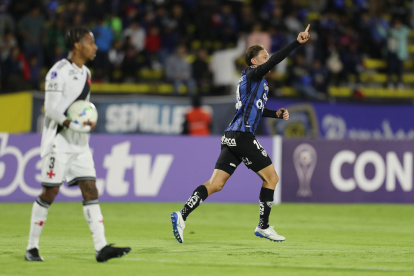 Mateo Carabajal (d) marcó el primer gol de Independiente del Valle sobre Vasco da Gama.